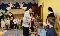 08.01.2026 Kolęda w przedszkolu ks. Proboszcz 1