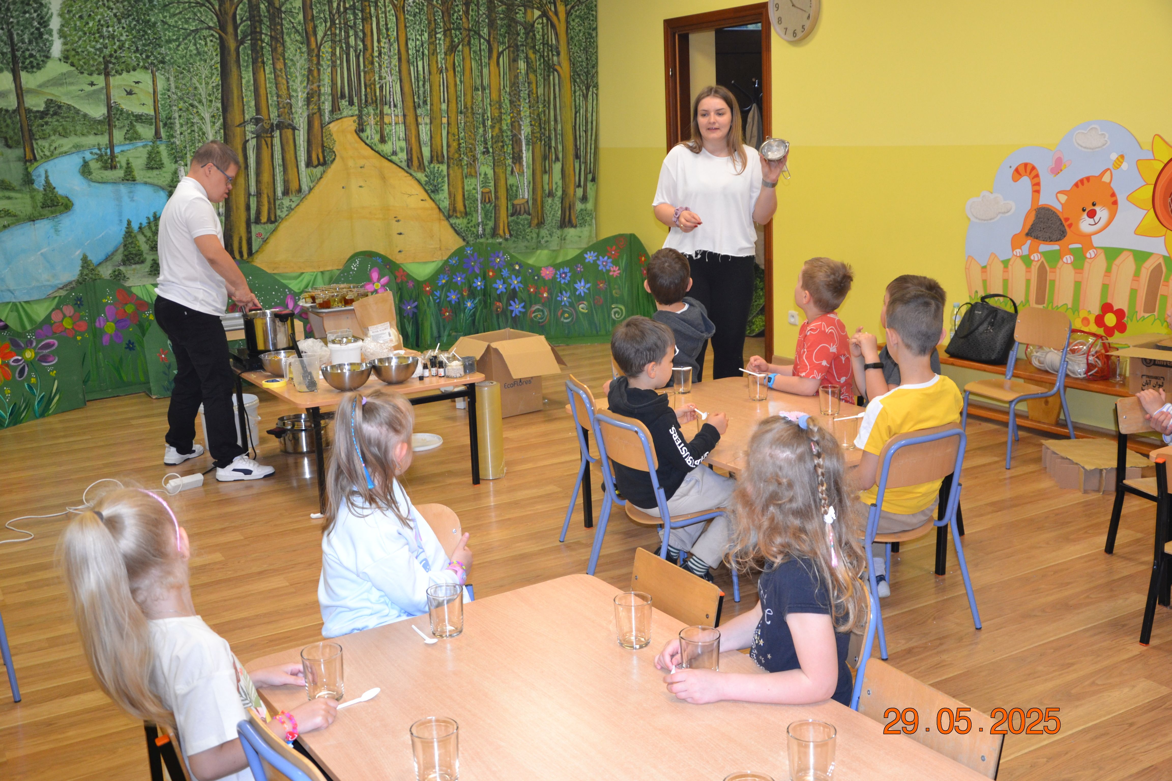 mt_gallery:29.05.2025 Warsztaty Swiece żelowe z Kierunek Cafe Niedźwiadki 1