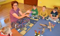 28.04.2025 Gr. Niedźwiadki warsztaty zabawki z dawnych czasów 1