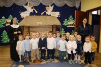 c_200_133_16777215_00_images_z_zycia_przedszkola_202526_luty_wizyta_duszpasterska_08.01.2026_Kolęda_w_przedszkolu_ks._Proboszcz_1.JPG